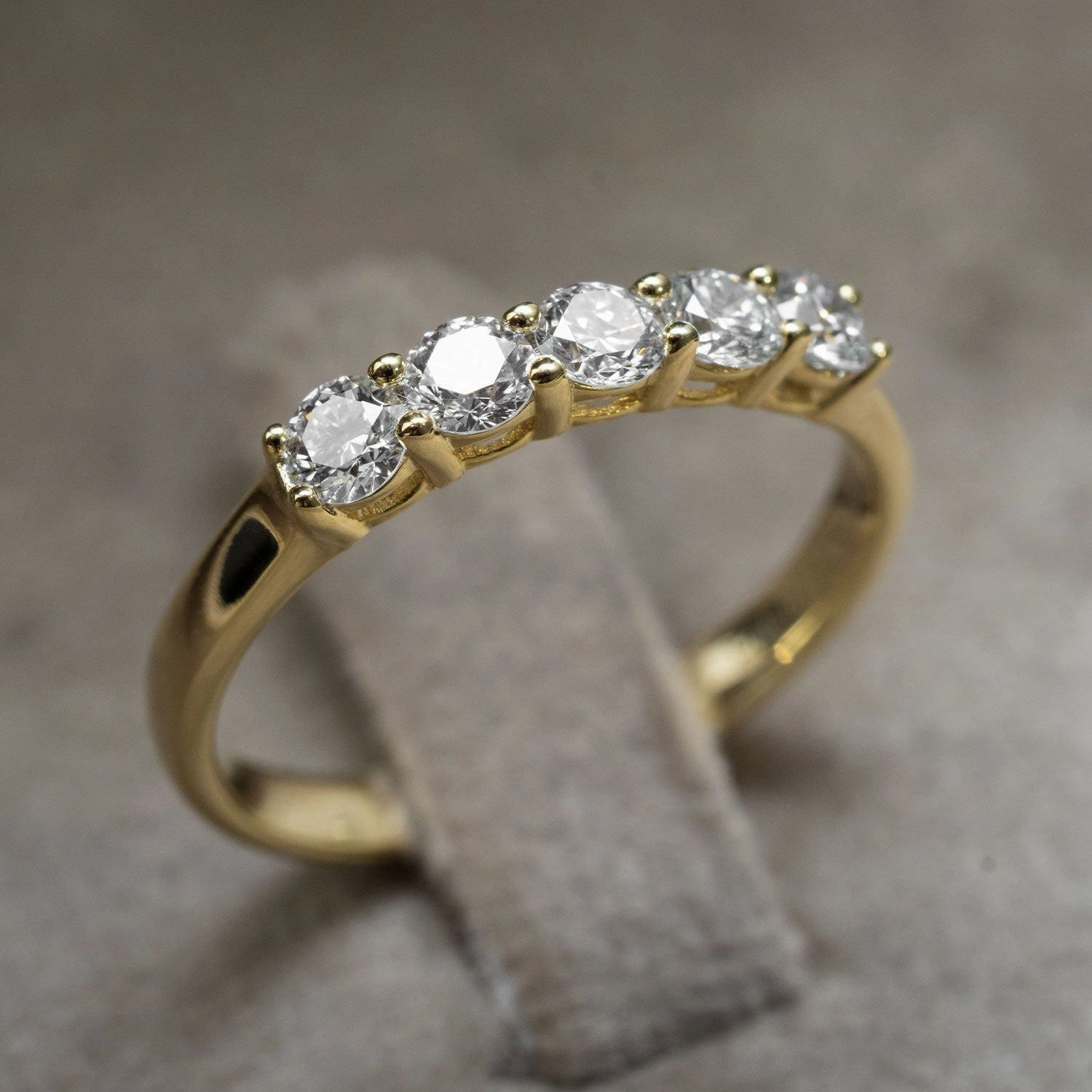 Ring 5 stones 750 yellow gold 5 brilliants 0.50ct.